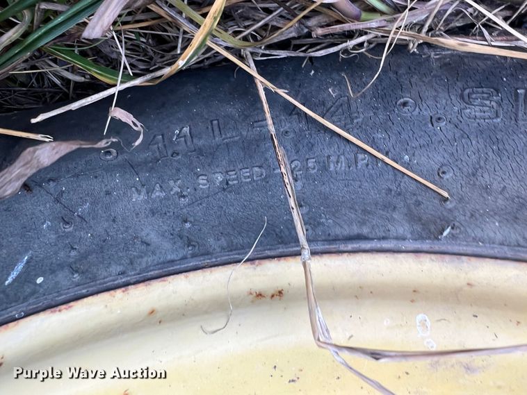 image for item IA9015 1993 New Holland 640  round baler