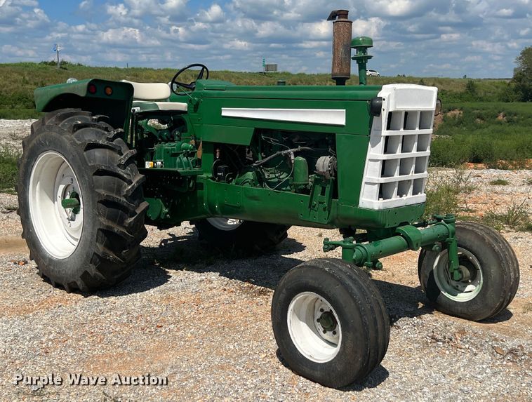 image for item IA9024 Oliver 1800  tractor