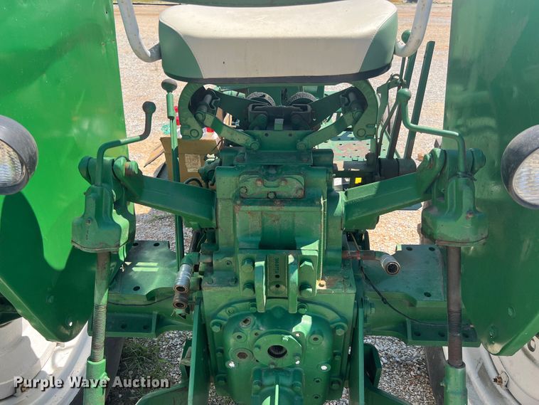 image for item IA9024 Oliver 1800  tractor