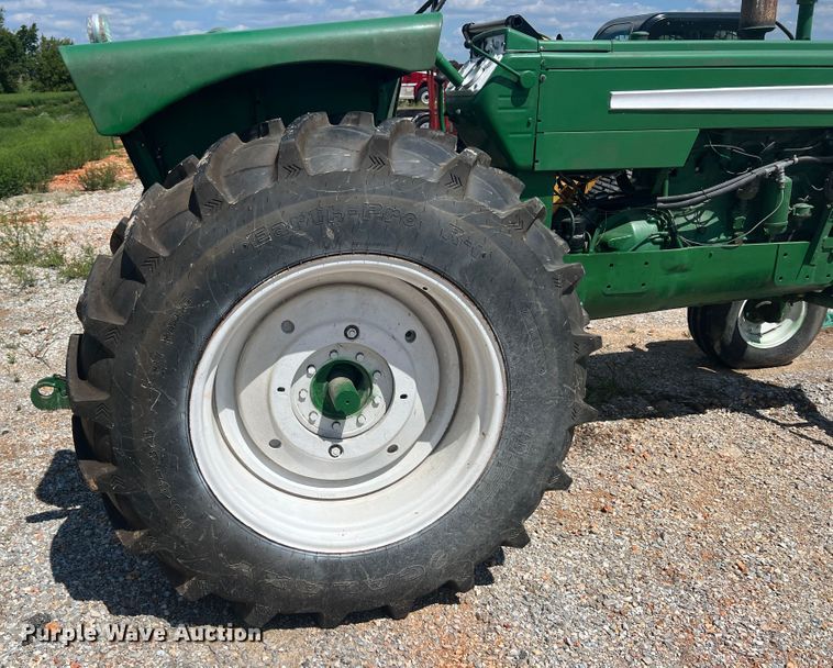 image for item IA9024 Oliver 1800  tractor