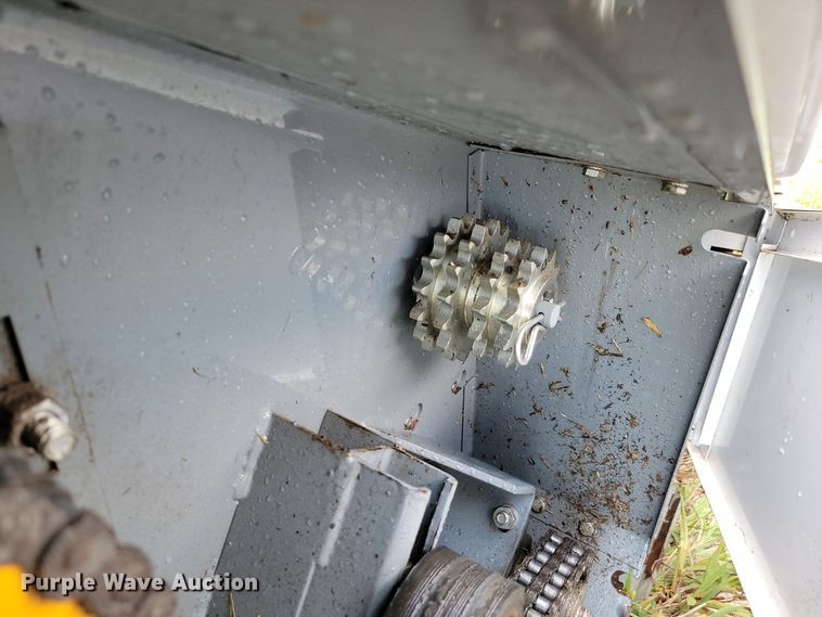 image for item JC9600 2017 Sheyenne Sunmaster 12R30  row crop head