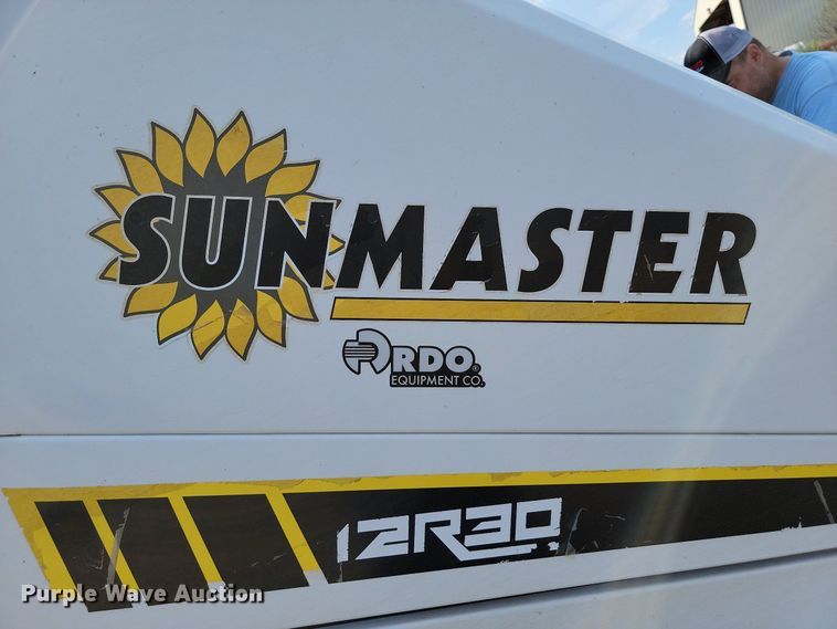 image for item JC9601 2017 Sheyenne Sunmaster 12R30  row crop head