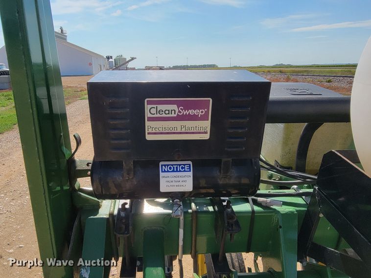 image for item JC9625 John Deere 7000  planter