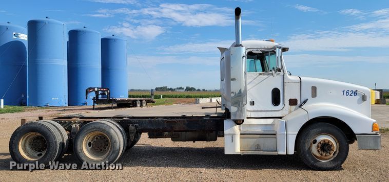 image for item JC9628 1999 Peterbilt 377  truck cab and chassis