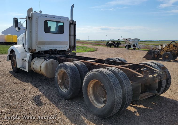 image for item JC9628 1999 Peterbilt 377  truck cab and chassis