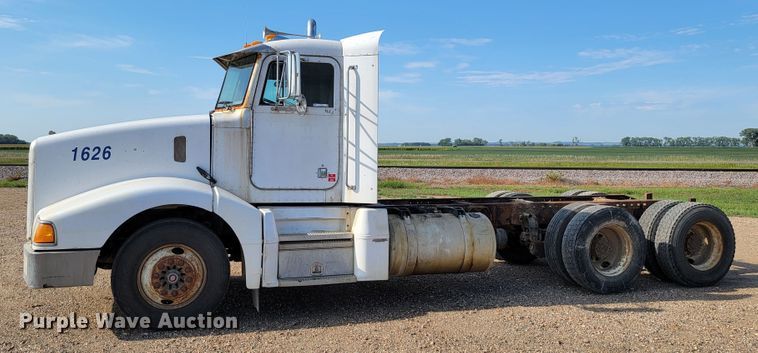 image for item JC9628 1999 Peterbilt 377  truck cab and chassis