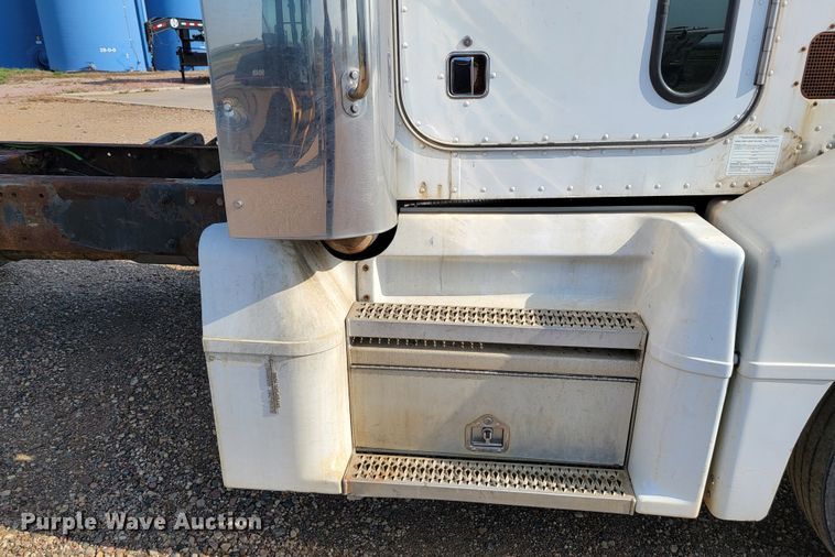 image for item JC9628 1999 Peterbilt 377  truck cab and chassis