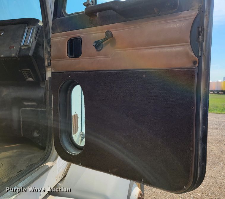 image for item JC9628 1999 Peterbilt 377  truck cab and chassis