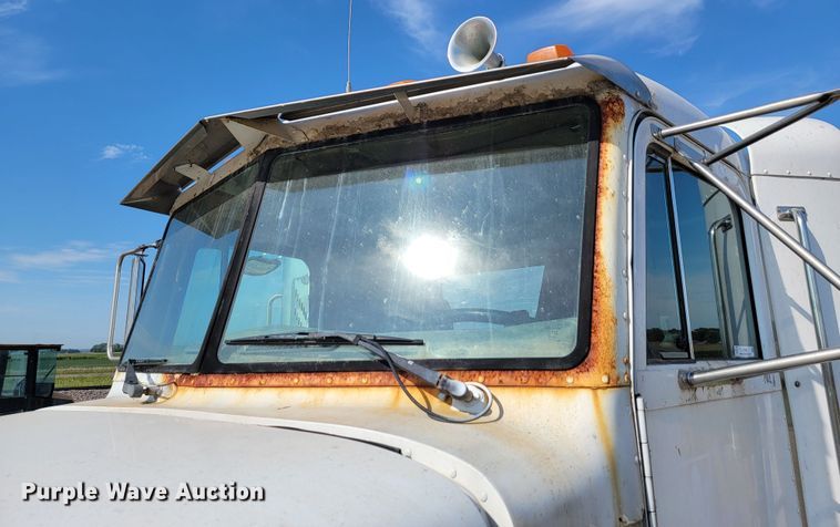 image for item JC9628 1999 Peterbilt 377  truck cab and chassis