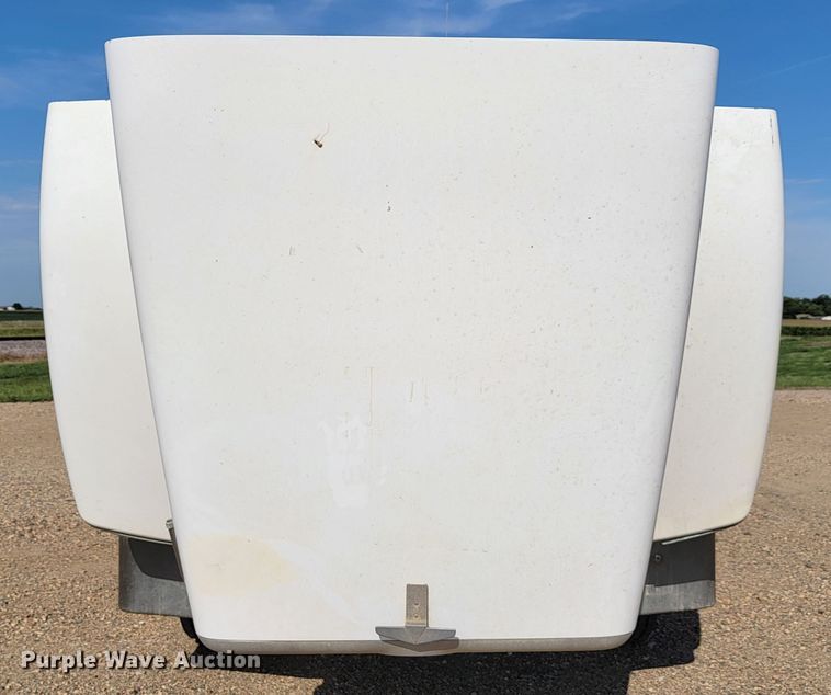 image for item JC9628 1999 Peterbilt 377  truck cab and chassis