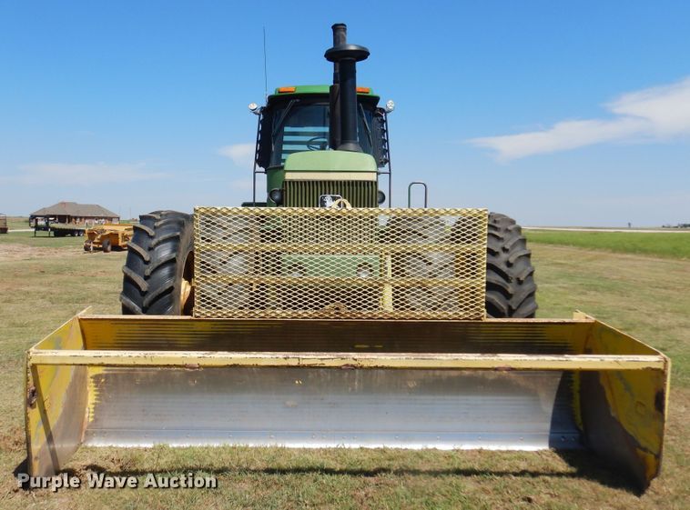 image for item KI9223 1981 John Deere 8640  4WD tractor