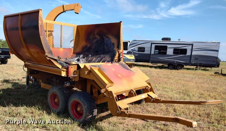 image for item LK9196 2019 HayBuster 2574  bale processor