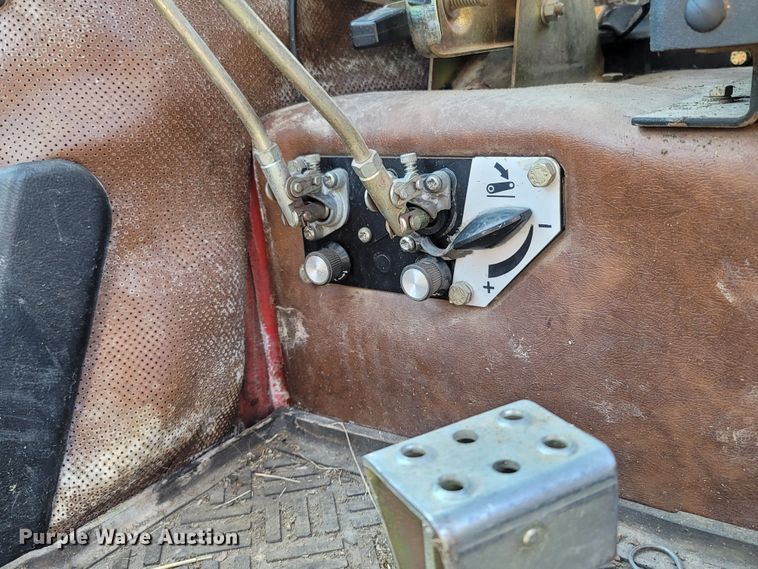 image for item LM9678 1984 Massey Ferguson 699  tractor