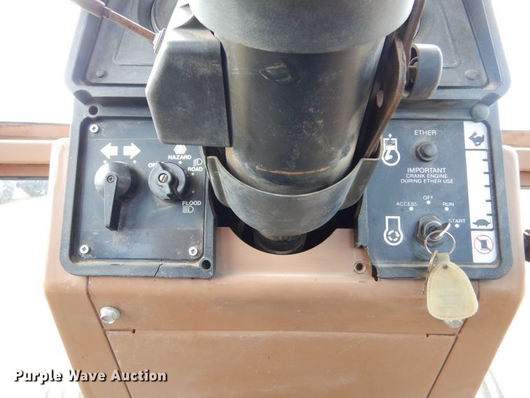 image for item LP9398 1982 Allis Chalmers 8070  tractor