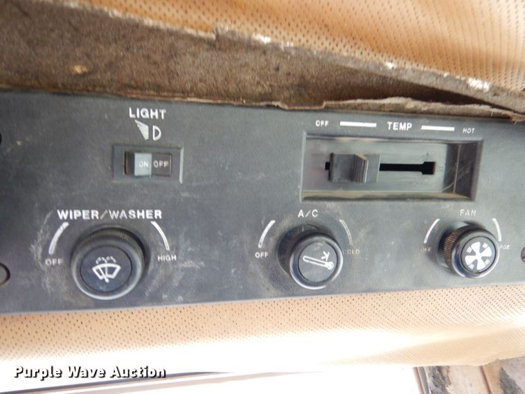 image for item LP9398 1982 Allis Chalmers 8070  tractor