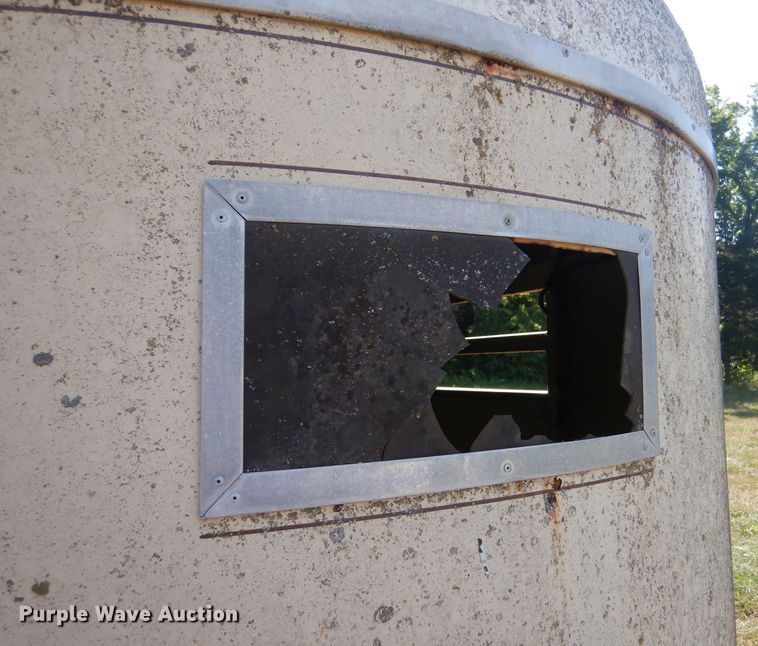 image for item LP9524 1982 Blair  livestock trailer