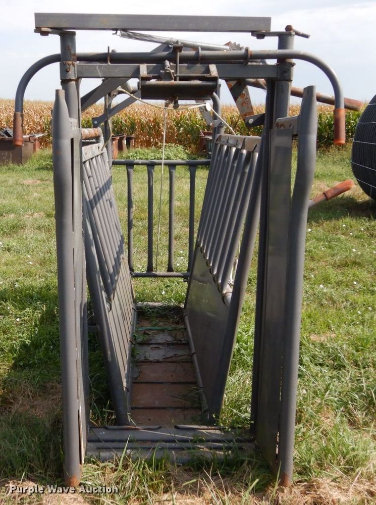 image for item LY9056 County Line  livestock squeeze chute