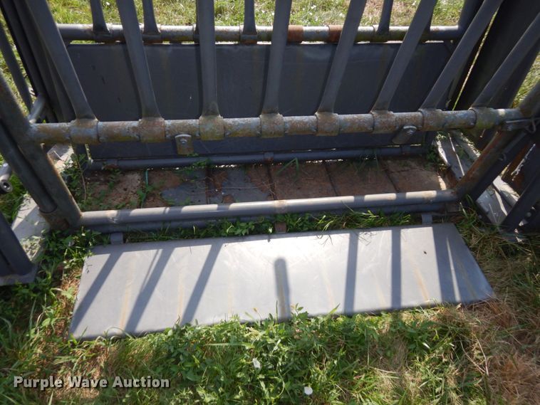 image for item LY9056 County Line  livestock squeeze chute