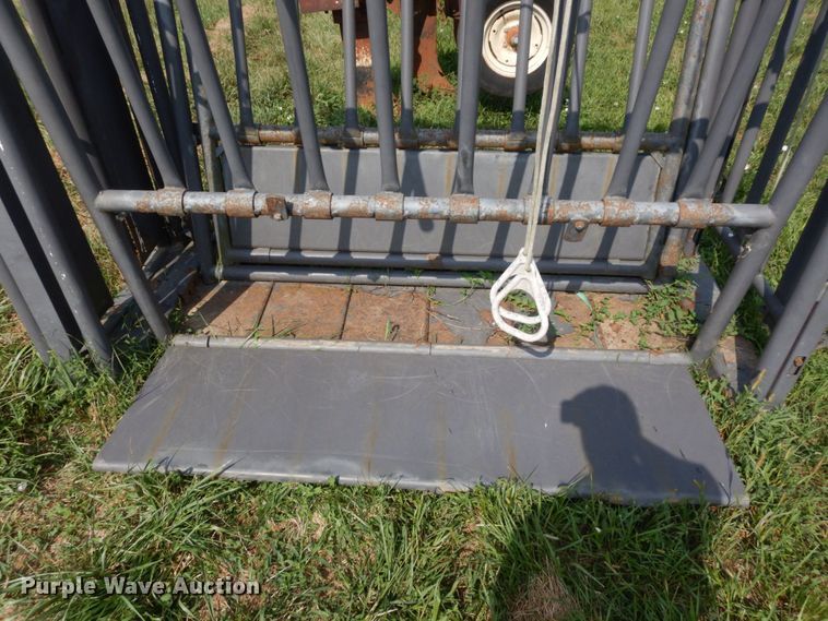 image for item LY9056 County Line  livestock squeeze chute