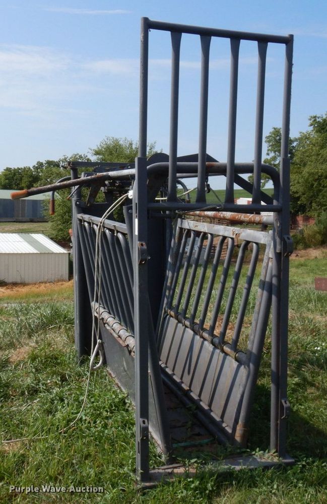 image for item LY9056 County Line  livestock squeeze chute