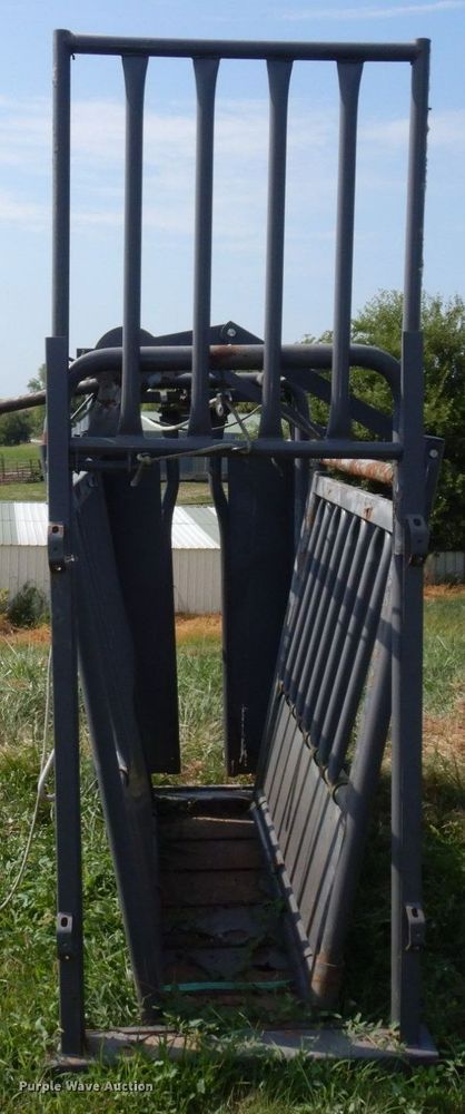 image for item LY9056 County Line  livestock squeeze chute