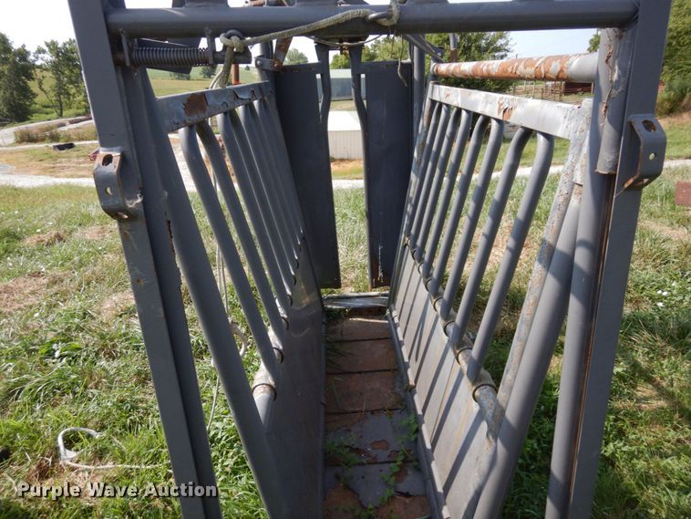 image for item LY9056 County Line  livestock squeeze chute