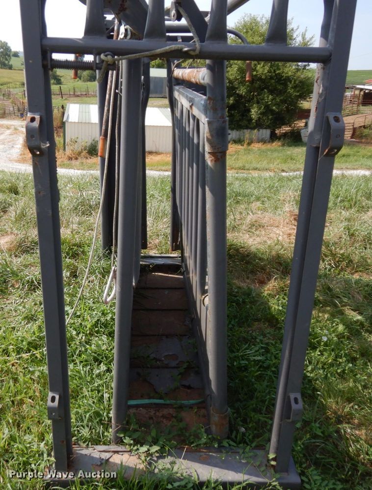 image for item LY9056 County Line  livestock squeeze chute