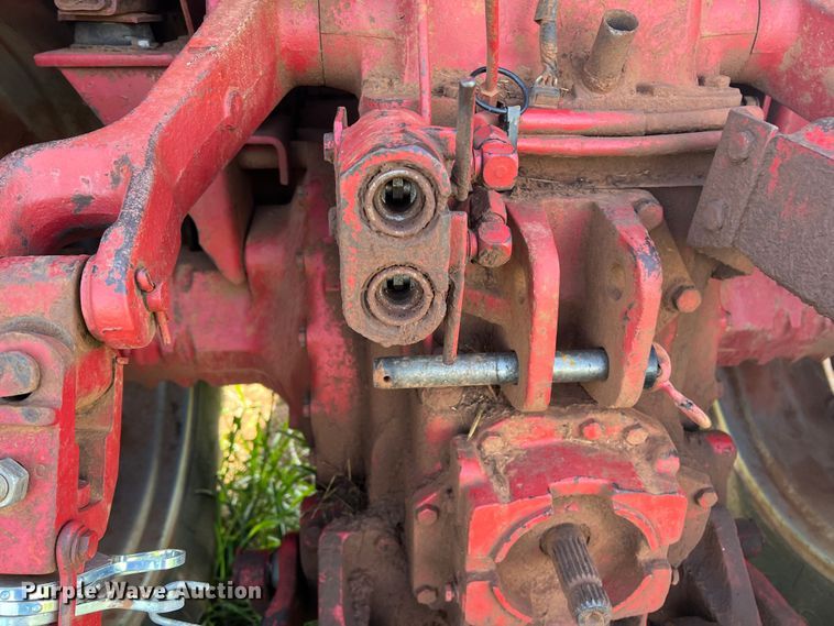 image for item MQ9786 1979 International 1086  tractor