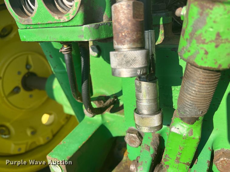 image for item MQ9788 1994 John Deere 7200  tractor