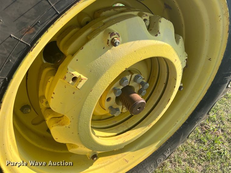 image for item MQ9788 1994 John Deere 7200  tractor