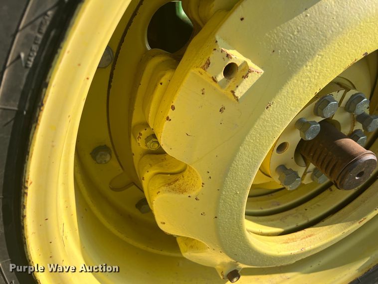 image for item MQ9788 1994 John Deere 7200  tractor