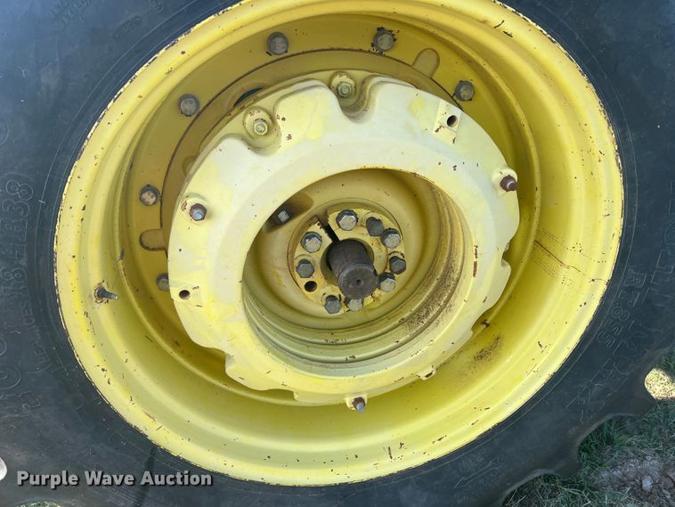 image for item MQ9788 1994 John Deere 7200  tractor