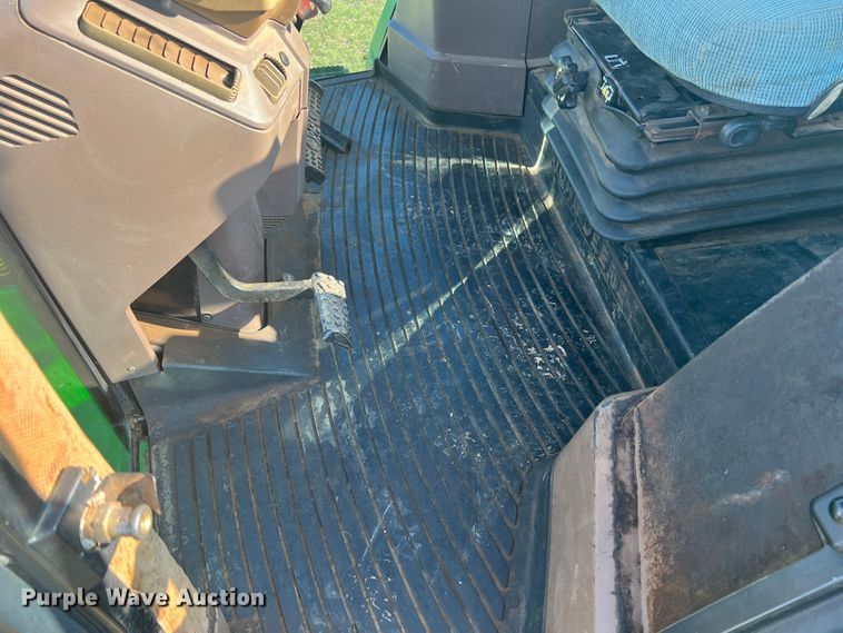 image for item MQ9788 1994 John Deere 7200  tractor