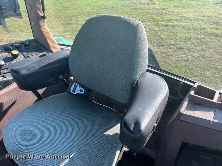 image for item MQ9788 1994 John Deere 7200  tractor