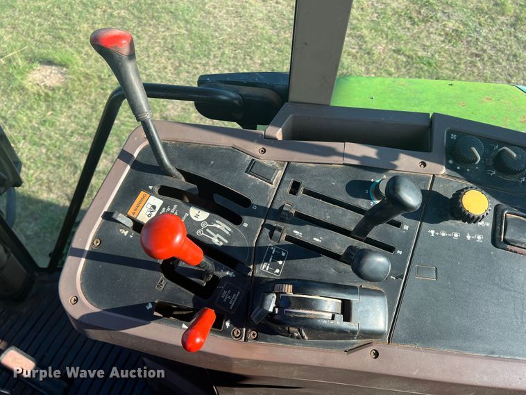 image for item MQ9788 1994 John Deere 7200  tractor