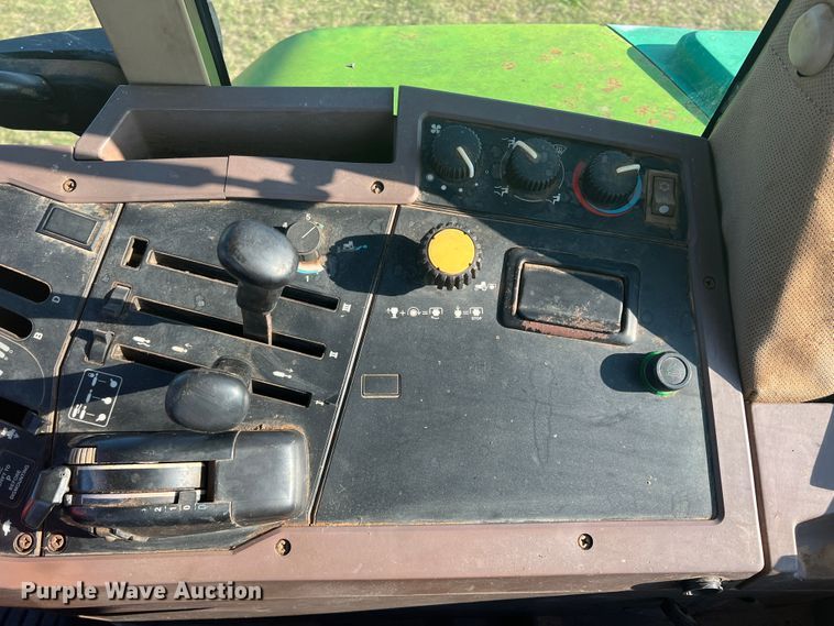 image for item MQ9788 1994 John Deere 7200  tractor