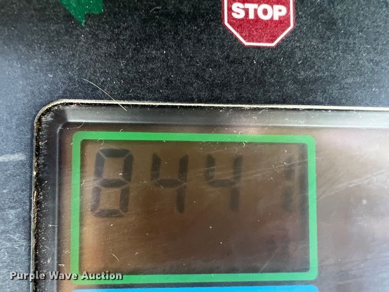 image for item MQ9788 1994 John Deere 7200  tractor