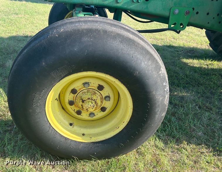 image for item MQ9788 1994 John Deere 7200  tractor