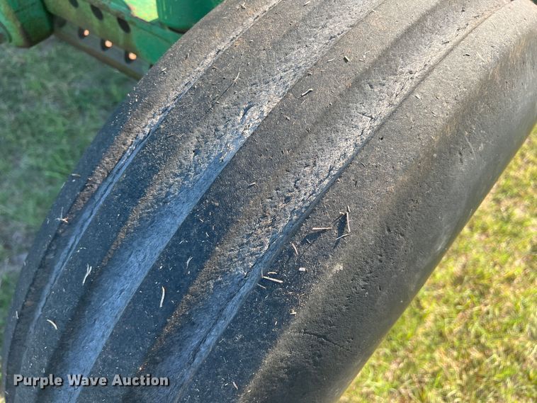 image for item MQ9788 1994 John Deere 7200  tractor