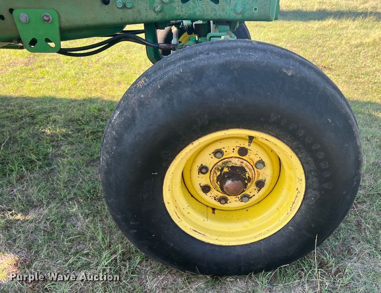 image for item MQ9788 1994 John Deere 7200  tractor