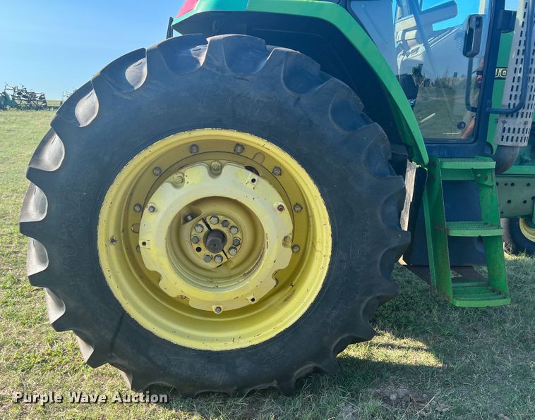 image for item MQ9788 1994 John Deere 7200  tractor