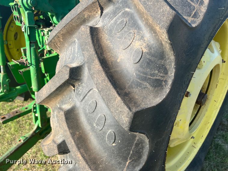 image for item MQ9788 1994 John Deere 7200  tractor