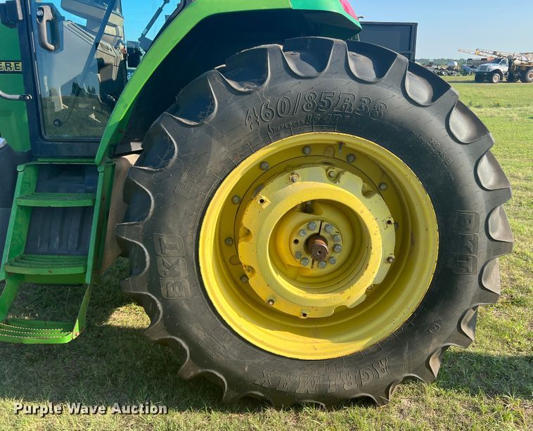 image for item MQ9788 1994 John Deere 7200  tractor