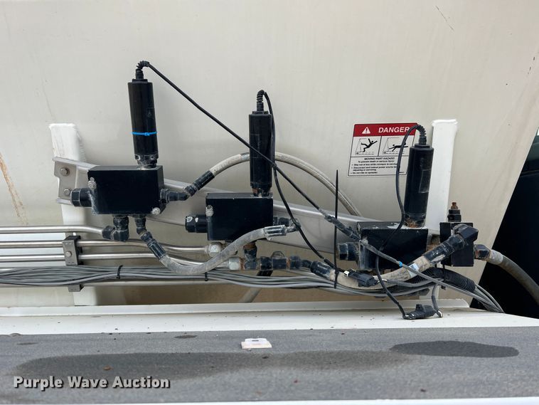 image for item MR9846 Ag-Chem Terra Gator 8104  spreader