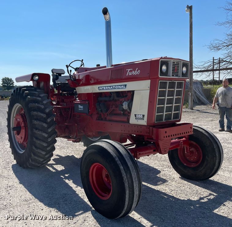 image for item MU9089 1974 International 1066  tractor