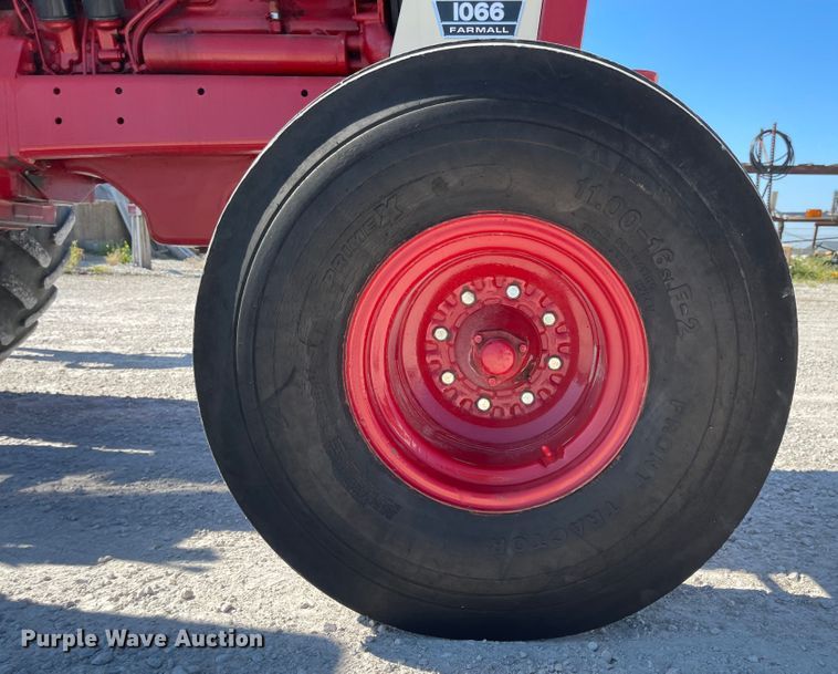 image for item MU9089 1974 International 1066  tractor