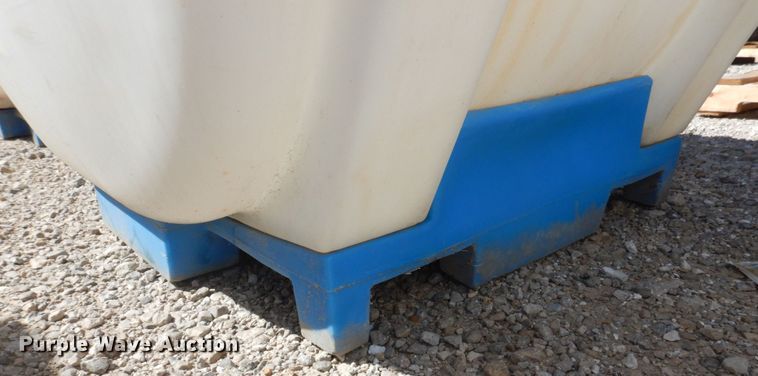 image for item MU9739 Approximately 13 tanks