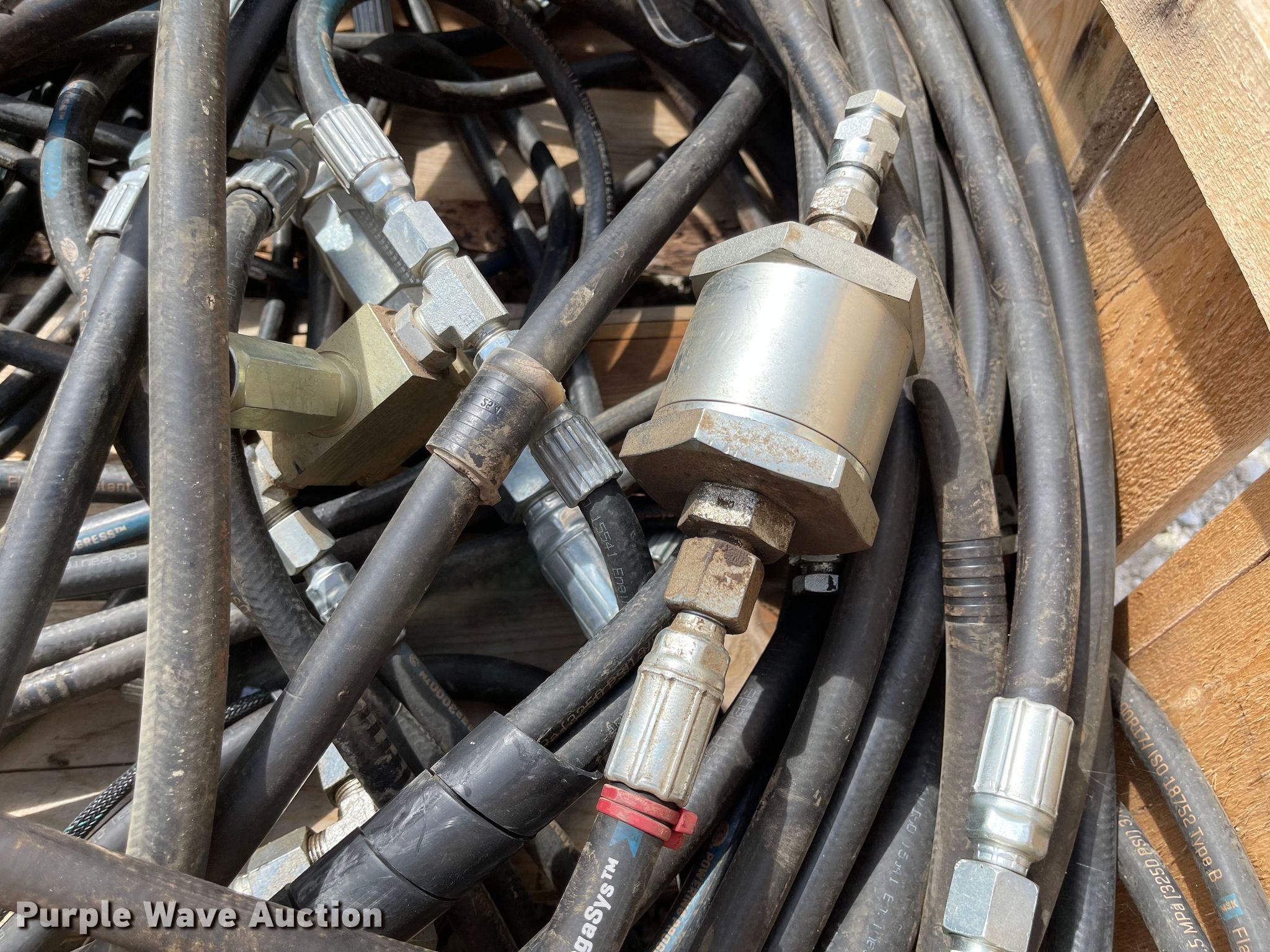 Hydraulic hoses in Assaria, KS Item MU9132 sold Purple Wave