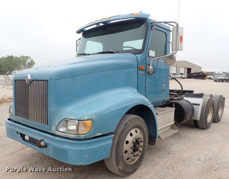 image for item DF8409 2002 International 9200i  semi truck