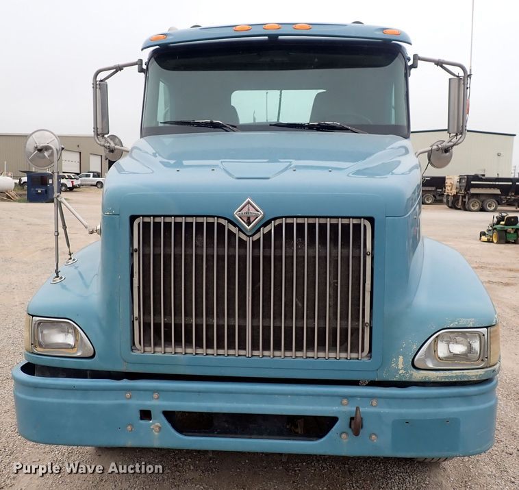 image for item DF8409 2002 International 9200i  semi truck